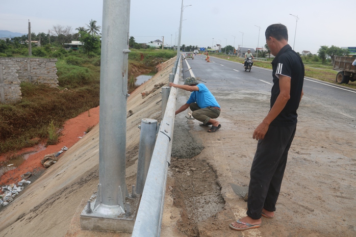 Đã khắc phục tuyến đường ngàn tỉ ven biển bị sụp lún - Ảnh 3. Đã khắc phục tuyến đường ngàn tỉ ven biển bị sụp lún - Ảnh 3.