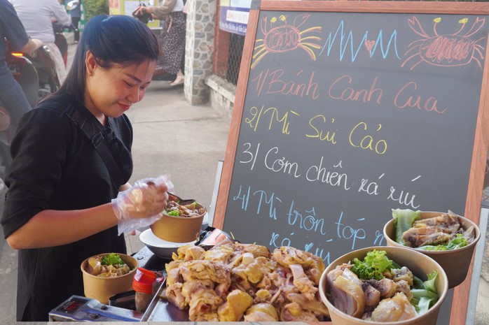 Cô gái GenZ mở quán ăn "bất ổn" để cảm ơn cha mẹ- Ảnh 1. Cô gái GenZ mở quán ăn "bất ổn" để cảm ơn cha mẹ- Ảnh 1.