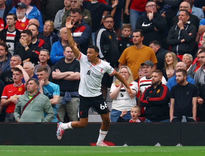 Tuyến giữa phạm liên tiếp sai lầm, Man United thua tan nát Liverpool- Ảnh 2. Tuyến giữa phạm liên tiếp sai lầm, Man United thua tan nát Liverpool- Ảnh 2.