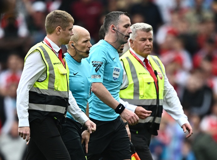 Declan Rice xin lỗi về tấm thẻ đỏ suýt khiến Arsenal phải trả giá- Ảnh 5. Declan Rice xin lỗi về tấm thẻ đỏ suýt khiến Arsenal phải trả giá- Ảnh 5.