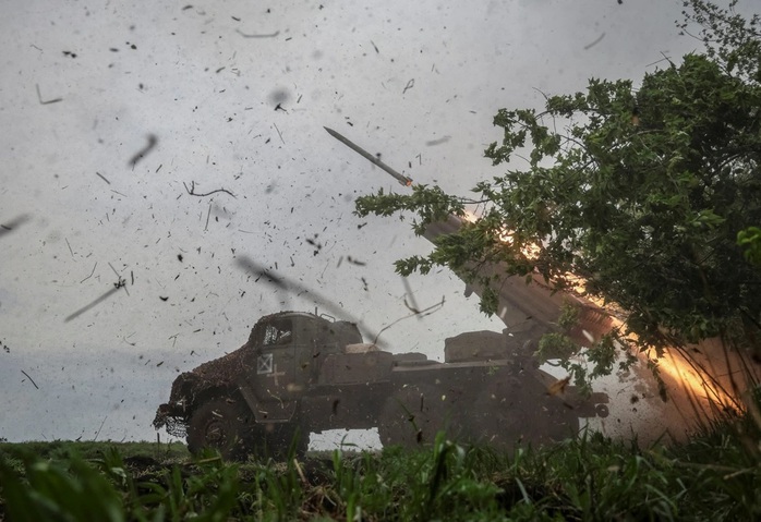 Lực lượng Ukraine khai hỏa pháo ở Donetsk. Ảnh: Reuters Lực lượng Ukraine khai hỏa pháo ở Donetsk. Ảnh: Reuters