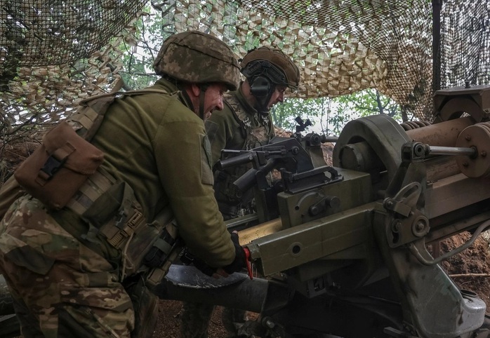 Lính Ukraine khai hỏa ở Donetsk. Ảnh: Reuters Lính Ukraine khai hỏa ở Donetsk. Ảnh: Reuters