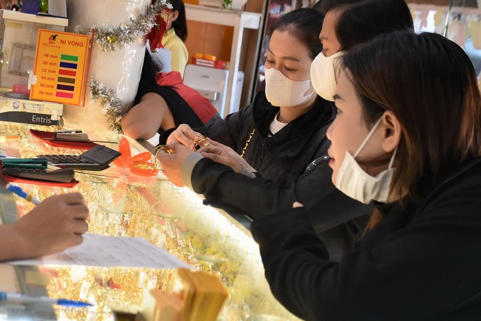 Giá vàng hôm nay 15-10: Vàng nhẫn 99,99 tiếp tục "dậy sóng"- Ảnh 1. Giá vàng hôm nay 15-10: Vàng nhẫn 99,99 tiếp tục "dậy sóng"- Ảnh 1.