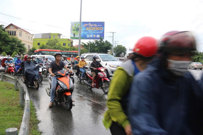 Dịp lễ, công nhân tranh thủ nghỉ ngơi và về quê - Ảnh 1. Dịp lễ, công nhân tranh thủ nghỉ ngơi và về quê - Ảnh 1.