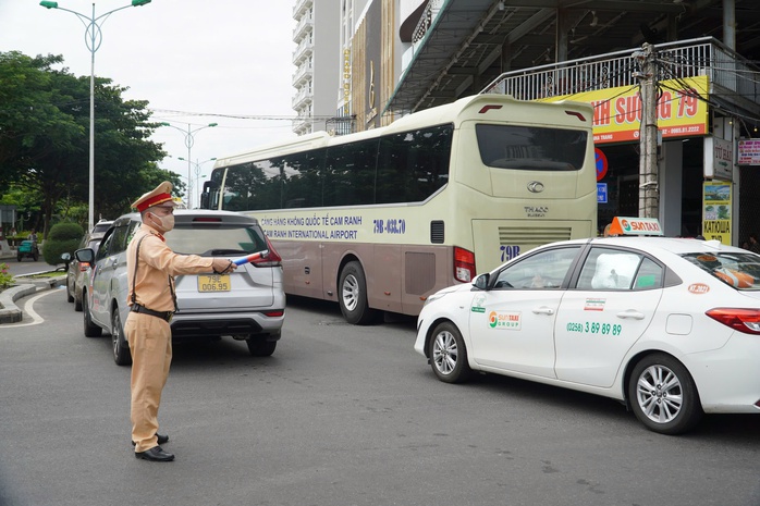 Nha Trang đông nghẹt du khách, ô tô xếp hàng dài trong ngày nghỉ lễ 2-9- Ảnh 2. Nha Trang đông nghẹt du khách, ô tô xếp hàng dài trong ngày nghỉ lễ 2-9- Ảnh 2.