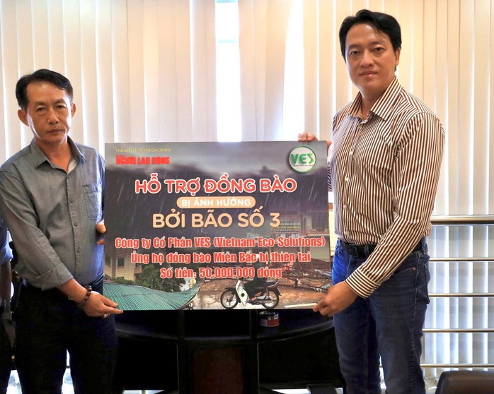 Ông Nguyễn Đức Anh (phải), Chủ tịch HĐQT Công ty CP VES, trao 50 triệu đồng ủng hộ đồng bào ở phía Bắc bị ảnh hưởng bởi bão, lũẢnh: NGỌC QUÝ Ông Nguyễn Đức Anh (phải), Chủ tịch HĐQT Công ty CP VES, trao 50 triệu đồng ủng hộ đồng bào ở phía Bắc bị ảnh hưởng bởi bão, lũẢnh: NGỌC QUÝ