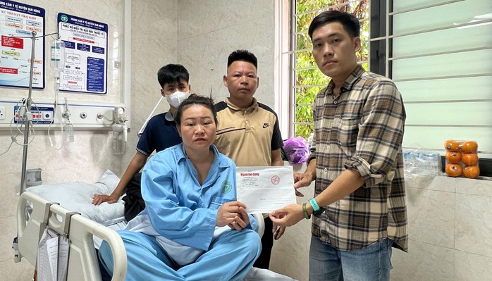 Đại diện Báo Người Lao Động (bìa phải) trao 10 triệu đồng hỗ trợ gia đình nạn nhân Nguyễn Hà ChiẢnh: NGUYỄN HƯỞNG Đại diện Báo Người Lao Động (bìa phải) trao 10 triệu đồng hỗ trợ gia đình nạn nhân Nguyễn Hà ChiẢnh: NGUYỄN HƯỞNG