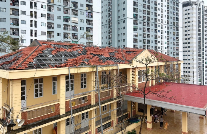 Nhiều trường ở Hạ Long chưa thể dạy học sau bão- Ảnh 2. Nhiều trường ở Hạ Long chưa thể dạy học sau bão- Ảnh 2.