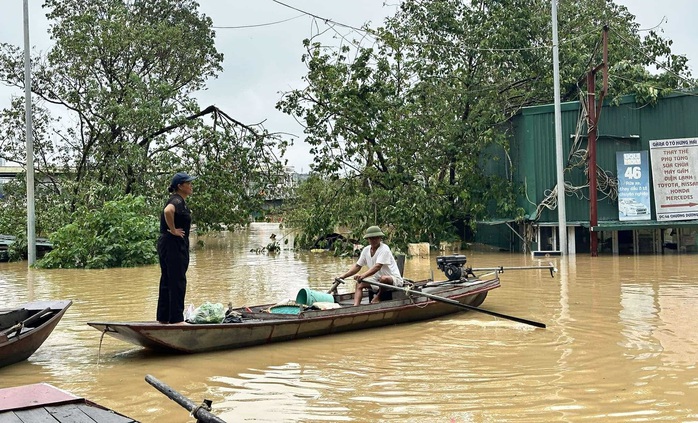 Lũ đặc biệt lớn trên nhánh chính của sông Hồng, vượt mức lũ lịch sử 56 năm- Ảnh 1. Lũ đặc biệt lớn trên nhánh chính của sông Hồng, vượt mức lũ lịch sử 56 năm- Ảnh 1.