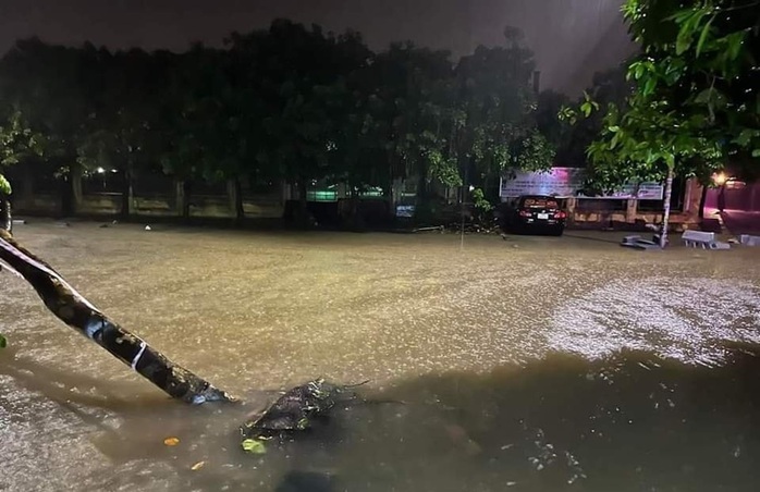 Đường phố Nam Định ngập sâu sau cơn mưa lớn trong đêm- Ảnh 3. Đường phố Nam Định ngập sâu sau cơn mưa lớn trong đêm- Ảnh 3.