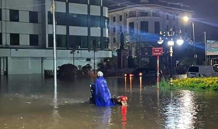 Đường phố Nam Định ngập sâu sau cơn mưa lớn trong đêm- Ảnh 4. Đường phố Nam Định ngập sâu sau cơn mưa lớn trong đêm- Ảnh 4.