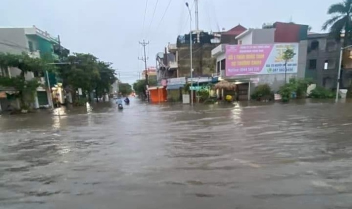 Đường phố Nam Định ngập sâu sau cơn mưa lớn trong đêm- Ảnh 1. Đường phố Nam Định ngập sâu sau cơn mưa lớn trong đêm- Ảnh 1.