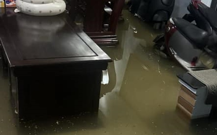 Đường phố Nam Định ngập sâu sau cơn mưa lớn trong đêm- Ảnh 6. Đường phố Nam Định ngập sâu sau cơn mưa lớn trong đêm- Ảnh 6.