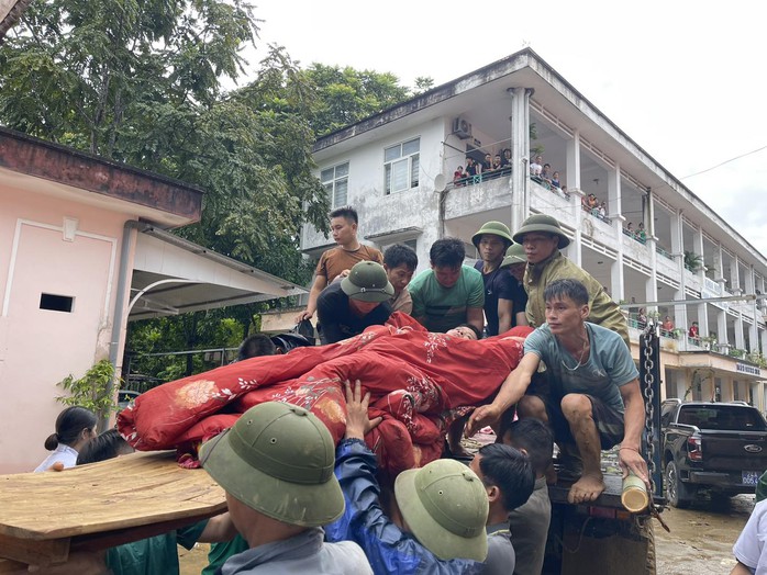 Vụ lũ quét kinh hoàng ở Lào Cai: Nhiều nạn nhân đang được cấp cứu- Ảnh 1. Vụ lũ quét kinh hoàng ở Lào Cai: Nhiều nạn nhân đang được cấp cứu- Ảnh 1.