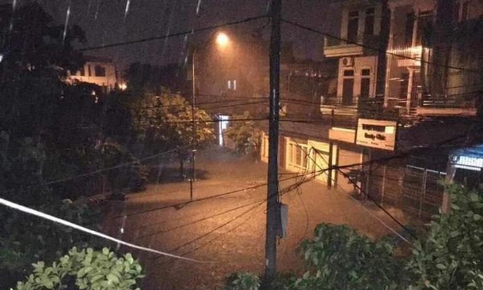 Đường phố Nam Định ngập sâu sau cơn mưa lớn trong đêm- Ảnh 7. Đường phố Nam Định ngập sâu sau cơn mưa lớn trong đêm- Ảnh 7.
