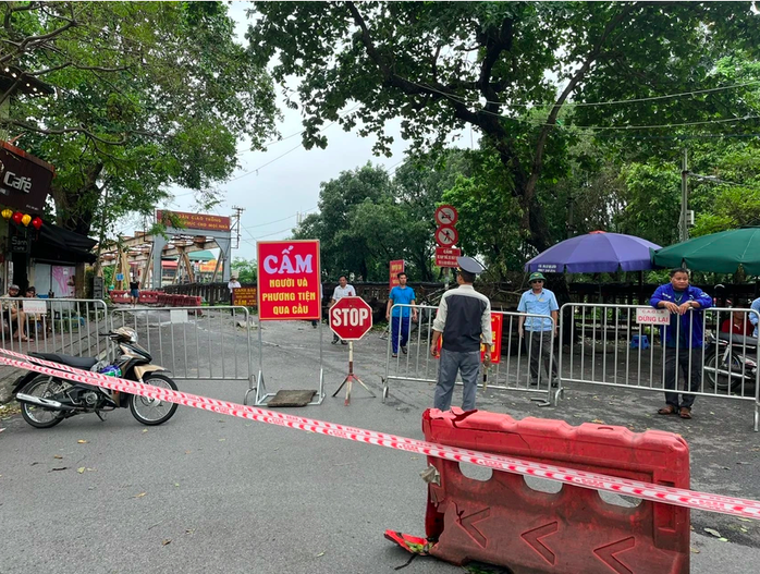 Cấm mọi phương tiện, người qua cầu Long Biên khi nước lũ sông Hồng lên mức báo động- Ảnh 1. Cấm mọi phương tiện, người qua cầu Long Biên khi nước lũ sông Hồng lên mức báo động- Ảnh 1.