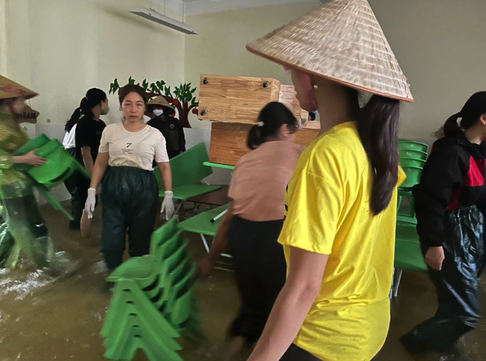 Nhiều trường học Hà Nội chuyển sang dạy học trực tuyến vì bão lụt- Ảnh 1. Nhiều trường học Hà Nội chuyển sang dạy học trực tuyến vì bão lụt- Ảnh 1.