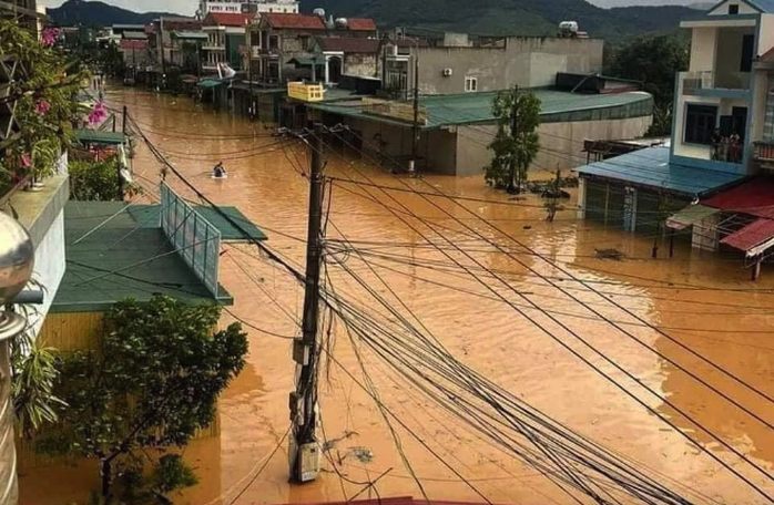 Di dời học sinh, giáo viên khỏi các khu vực bị hư hại nặng vì bão số 3- Ảnh 2. Di dời học sinh, giáo viên khỏi các khu vực bị hư hại nặng vì bão số 3- Ảnh 2.