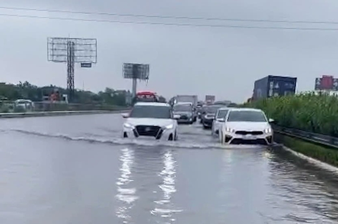 Cấm đường tuyến cao tốc Pháp Vân - Cầu Giẽ do bị ngập sâu- Ảnh 1. Cấm đường tuyến cao tốc Pháp Vân - Cầu Giẽ do bị ngập sâu- Ảnh 1.