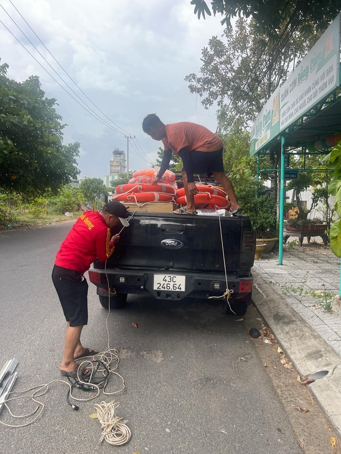 Người dân chùa Hương mang xuồng hỗ trợ người dân Thái Nguyên- Ảnh 2. Người dân chùa Hương mang xuồng hỗ trợ người dân Thái Nguyên- Ảnh 2.