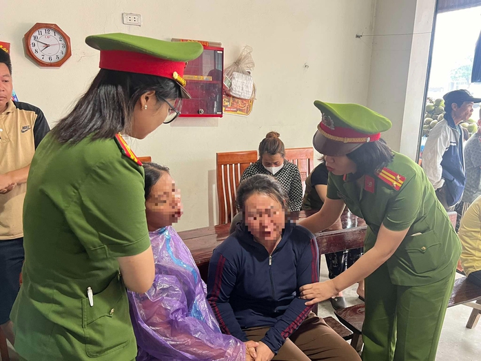 Vụ sập cầu Phong Châu: Sáng 10-9 vẫn chưa thể tiến hành cứu hộ, cứu nạn do nước lũ dâng cao, chảy xiết- Ảnh 6. Vụ sập cầu Phong Châu: Sáng 10-9 vẫn chưa thể tiến hành cứu hộ, cứu nạn do nước lũ dâng cao, chảy xiết- Ảnh 6.