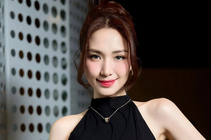 Ca sĩ Hòa Minzy góp sức cùng Báo Người Lao Động hỗ trợ người dân vùng bão lũ
- Ảnh 1. Ca sĩ Hòa Minzy góp sức cùng Báo Người Lao Động hỗ trợ người dân vùng bão lũ
- Ảnh 1.