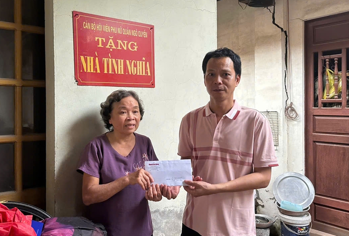 Báo Người Lao Động trao 10 triệu đồng hỗ trợ hộ gia đình nghèo chịu thiệt hại do bão số 3- Ảnh 3. Báo Người Lao Động trao 10 triệu đồng hỗ trợ hộ gia đình nghèo chịu thiệt hại do bão số 3- Ảnh 3.