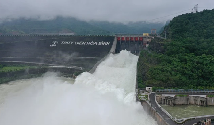 Hỏa tốc đóng 1 cửa xả đáy hồ Thủy điện Hòa Bình và Tuyên Quang- Ảnh 1. Hỏa tốc đóng 1 cửa xả đáy hồ Thủy điện Hòa Bình và Tuyên Quang- Ảnh 1.