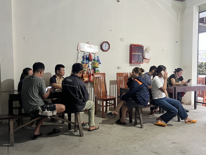 Vụ sập cầu Phong Châu: Sáng 10-9 vẫn chưa thể tiến hành cứu hộ, cứu nạn do nước lũ dâng cao, chảy xiết- Ảnh 4. Vụ sập cầu Phong Châu: Sáng 10-9 vẫn chưa thể tiến hành cứu hộ, cứu nạn do nước lũ dâng cao, chảy xiết- Ảnh 4.