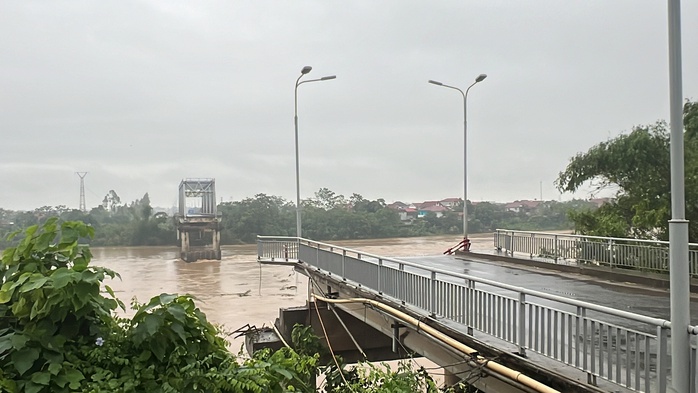 Vụ sập cầu Phong Châu: Sáng 10-9 vẫn chưa thể tiến hành cứu hộ, cứu nạn do nước lũ dâng cao, chảy xiết- Ảnh 2. Vụ sập cầu Phong Châu: Sáng 10-9 vẫn chưa thể tiến hành cứu hộ, cứu nạn do nước lũ dâng cao, chảy xiết- Ảnh 2.