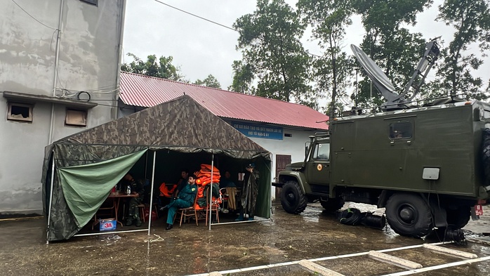 Vụ sập cầu Phong Châu: Sáng 10-9 vẫn chưa thể tiến hành cứu hộ, cứu nạn do nước lũ dâng cao, chảy xiết- Ảnh 1. Vụ sập cầu Phong Châu: Sáng 10-9 vẫn chưa thể tiến hành cứu hộ, cứu nạn do nước lũ dâng cao, chảy xiết- Ảnh 1.