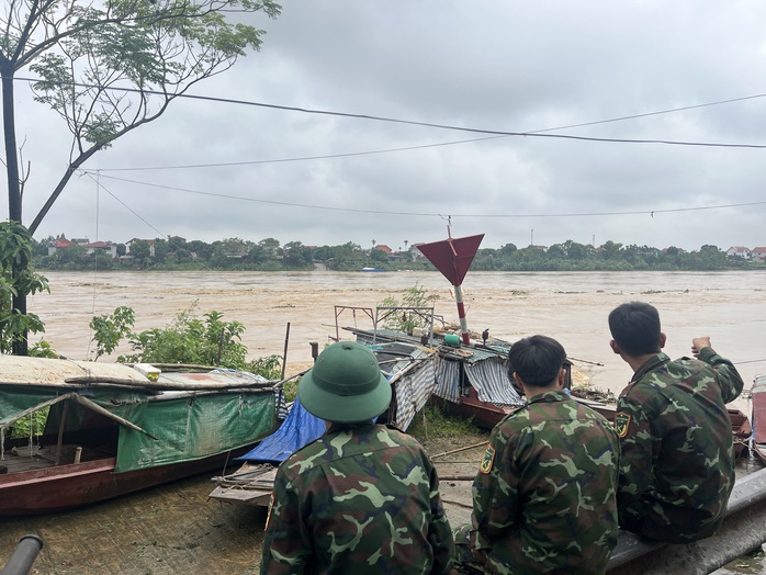 Vụ sập cầu Phong Châu: Cận cảnh hàng trăm quân nhân, phương tiện chuẩn bị bắc cầu phao qua sông Hồng- Ảnh 7. Vụ sập cầu Phong Châu: Cận cảnh hàng trăm quân nhân, phương tiện chuẩn bị bắc cầu phao qua sông Hồng- Ảnh 7.