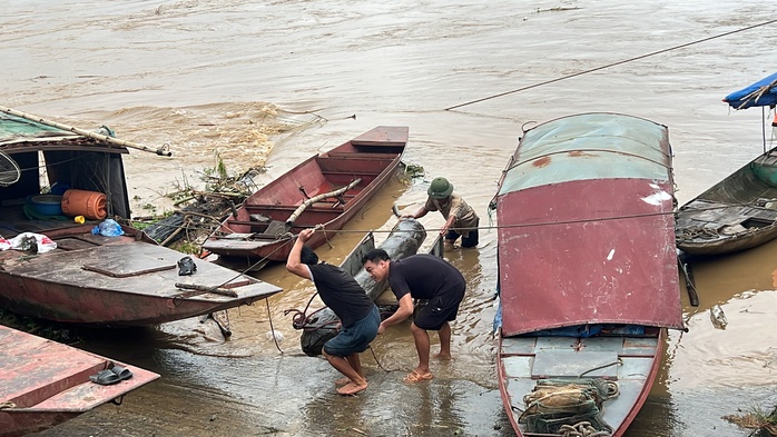 Vụ sập cầu Phong Châu: Cận cảnh hàng trăm quân nhân, phương tiện chuẩn bị bắc cầu phao qua sông Hồng- Ảnh 9. Vụ sập cầu Phong Châu: Cận cảnh hàng trăm quân nhân, phương tiện chuẩn bị bắc cầu phao qua sông Hồng- Ảnh 9.