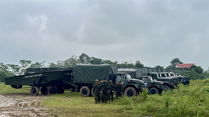 Vụ sập cầu Phong Châu: Cận cảnh hàng trăm quân nhân, phương tiện chuẩn bị bắc cầu phao qua sông Hồng- Ảnh 3. Vụ sập cầu Phong Châu: Cận cảnh hàng trăm quân nhân, phương tiện chuẩn bị bắc cầu phao qua sông Hồng- Ảnh 3.