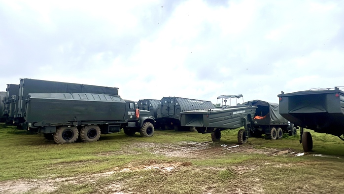 Vụ sập cầu Phong Châu: Cận cảnh hàng trăm quân nhân, phương tiện chuẩn bị bắc cầu phao qua sông Hồng- Ảnh 5. Vụ sập cầu Phong Châu: Cận cảnh hàng trăm quân nhân, phương tiện chuẩn bị bắc cầu phao qua sông Hồng- Ảnh 5.