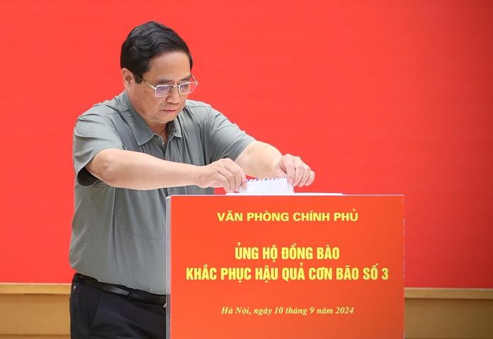 Thủ tướng và cán bộ, công chức VPCP ủng hộ đồng bào khắc phục hậu quả bão số 3- Ảnh 1. Thủ tướng và cán bộ, công chức VPCP ủng hộ đồng bào khắc phục hậu quả bão số 3- Ảnh 1.