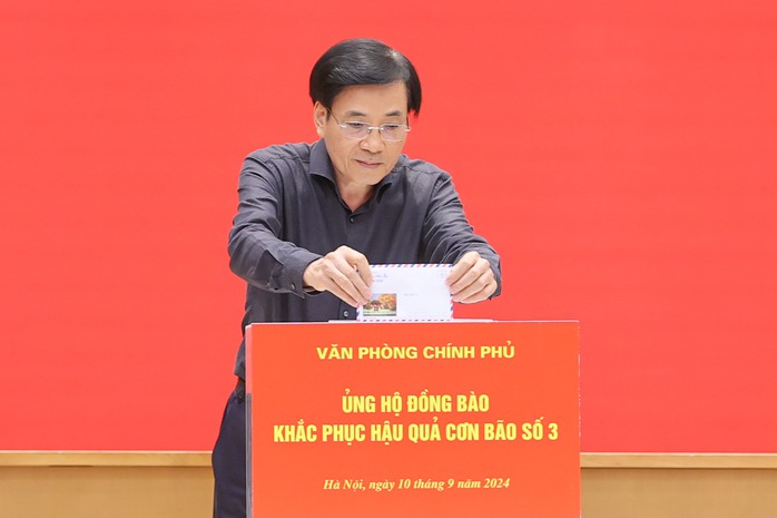 Thủ tướng và cán bộ, công chức VPCP ủng hộ đồng bào khắc phục hậu quả bão số 3- Ảnh 2. Thủ tướng và cán bộ, công chức VPCP ủng hộ đồng bào khắc phục hậu quả bão số 3- Ảnh 2.