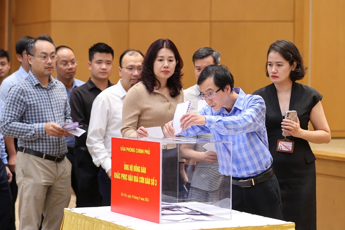 Thủ tướng và cán bộ, công chức VPCP ủng hộ đồng bào khắc phục hậu quả bão số 3- Ảnh 3. Thủ tướng và cán bộ, công chức VPCP ủng hộ đồng bào khắc phục hậu quả bão số 3- Ảnh 3.