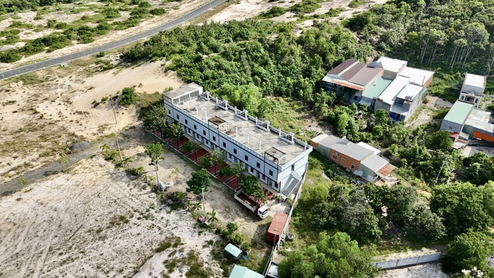 Cựu cán bộ địa chính xã xây dựng khách sạn trên đất công- Ảnh 1. Cựu cán bộ địa chính xã xây dựng khách sạn trên đất công- Ảnh 1.