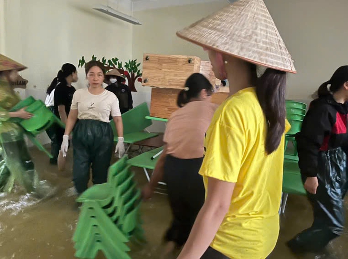 Bảo đảm an toàn, chu đáo, thuận tiện cho học sinh vùng lũ- Ảnh 1. Bảo đảm an toàn, chu đáo, thuận tiện cho học sinh vùng lũ- Ảnh 1.
