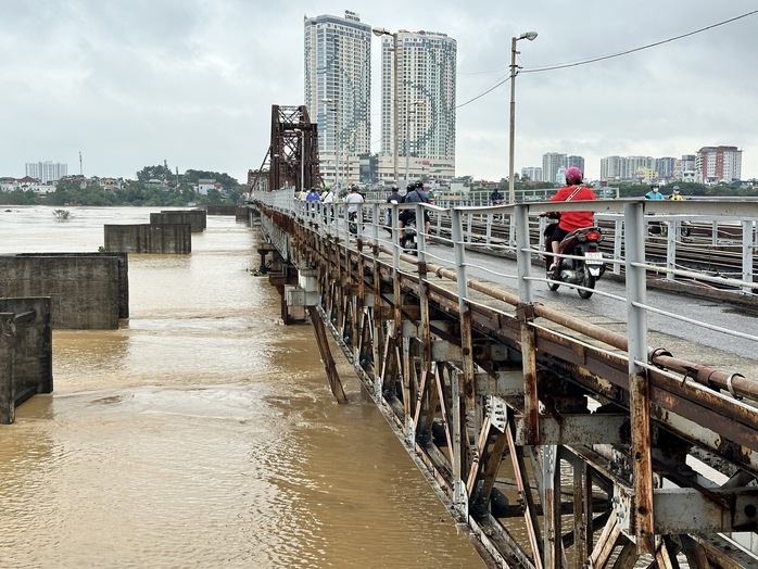 Cấm mọi phương tiện, người qua cầu Long Biên khi nước lũ sông Hồng lên mức báo động- Ảnh 5. Cấm mọi phương tiện, người qua cầu Long Biên khi nước lũ sông Hồng lên mức báo động- Ảnh 5.