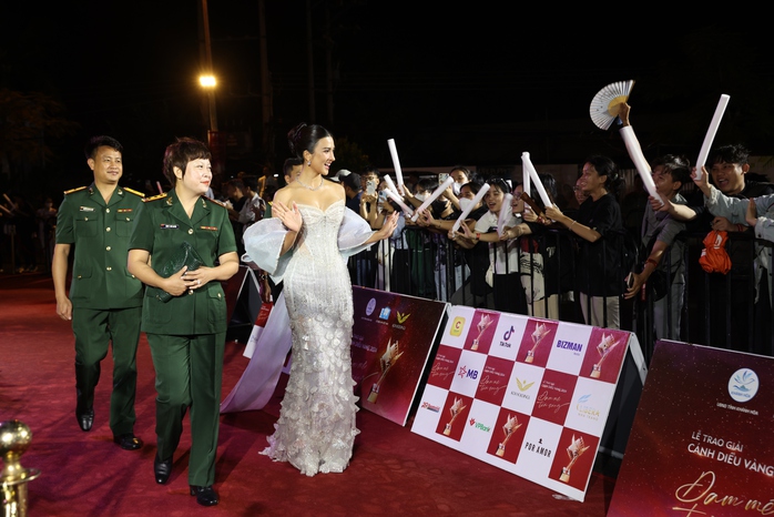 NSƯT Kim Tuyến, Quỳnh Kool khoe sắc trên thảm đỏ- Ảnh 2. NSƯT Kim Tuyến, Quỳnh Kool khoe sắc trên thảm đỏ- Ảnh 2.