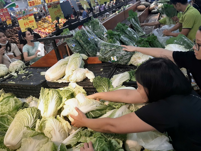 Người dân lại ùn ùn mua thực phẩm tích trữ, Bộ Công Thương khuyến cáo - Ảnh 4. Người dân lại ùn ùn mua thực phẩm tích trữ, Bộ Công Thương khuyến cáo - Ảnh 4.
