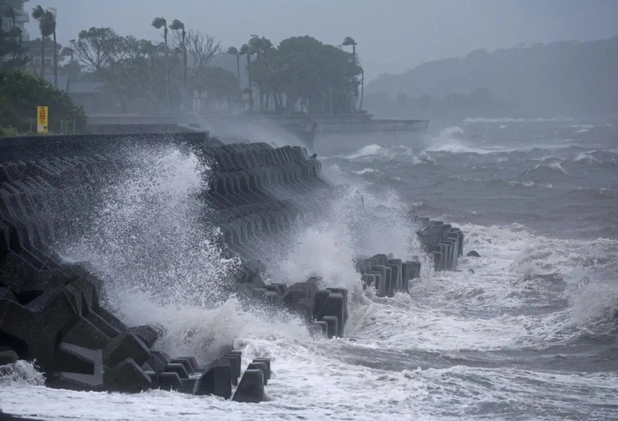 Biển động ở Nhật Bản do ảnh hưởng của bão Shanshan. Ảnh: Reuters Biển động ở Nhật Bản do ảnh hưởng của bão Shanshan. Ảnh: Reuters