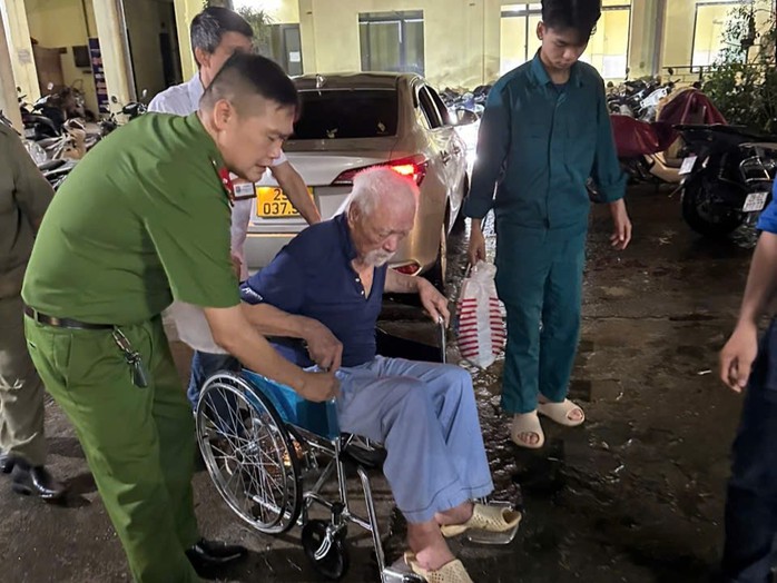 Lũ trên sông Hồng tại Hà Nội vượt báo động 2, di dời hơn 1.000 người dân- Ảnh 1. Lũ trên sông Hồng tại Hà Nội vượt báo động 2, di dời hơn 1.000 người dân- Ảnh 1.