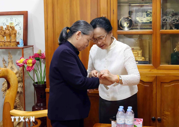 Phu nhân Tổng Bí thư, Chủ tịch nước Lào thăm Phu nhân cố Tổng Bí thư Nguyễn Phú Trọng- Ảnh 5. Phu nhân Tổng Bí thư, Chủ tịch nước Lào thăm Phu nhân cố Tổng Bí thư Nguyễn Phú Trọng- Ảnh 5.