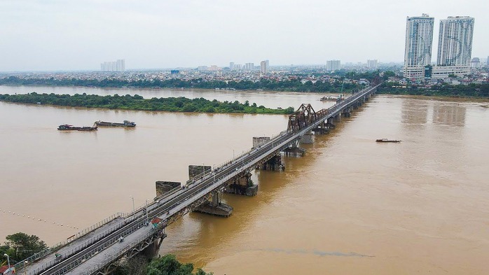 Dừng chạy tàu hỏa qua cầu Long Biên do nước lũ dâng cao, chảy xiết trên sông Hồng- Ảnh 1. Dừng chạy tàu hỏa qua cầu Long Biên do nước lũ dâng cao, chảy xiết trên sông Hồng- Ảnh 1.