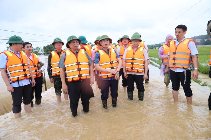 Thủ tướng kiểm tra ứng phó mưa lũ tại xã bị cô lập ở Bắc Giang- Ảnh 2. Thủ tướng kiểm tra ứng phó mưa lũ tại xã bị cô lập ở Bắc Giang- Ảnh 2.