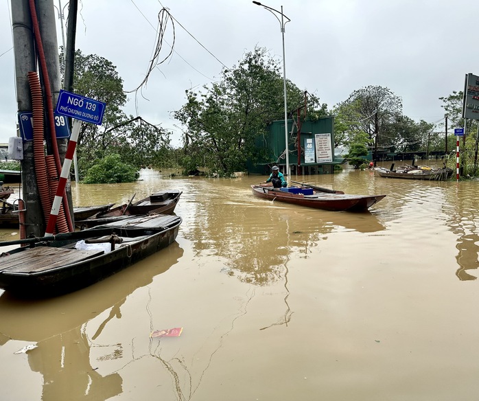 Nước sông Hồng dâng cao, Hà Nội nguy cơ ngập nhiều nơi- Ảnh 3. Nước sông Hồng dâng cao, Hà Nội nguy cơ ngập nhiều nơi- Ảnh 3.
