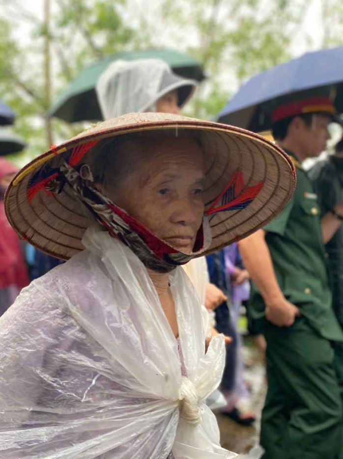 Quê nhà, đồng đội dầm mưa tiễn biệt đại úy Nguyễn Đình Khiêm- Ảnh 3. Quê nhà, đồng đội dầm mưa tiễn biệt đại úy Nguyễn Đình Khiêm- Ảnh 3.